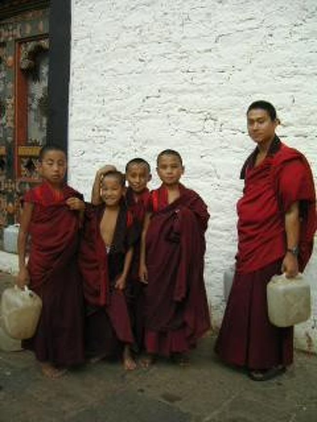 プナカゾン。<br />みんな興味深々。