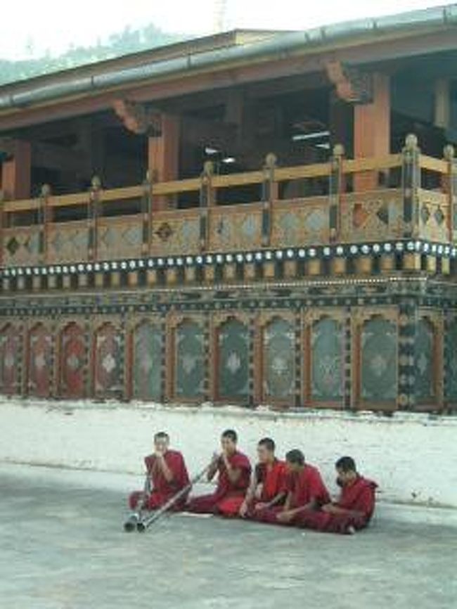 プナカゾン。<br />僧たちの奏でる音楽は神聖でパワフルで、<br />いつもうっとりする。<br />