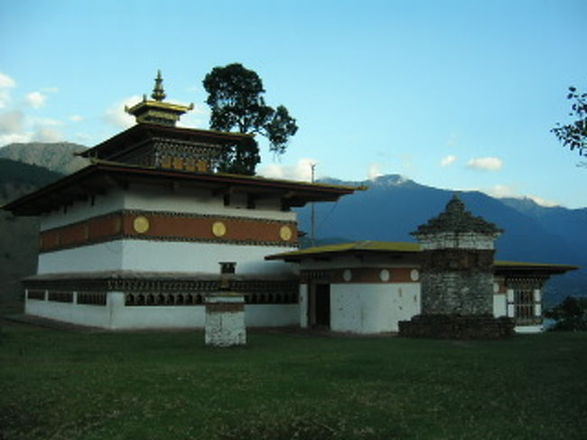 Chimi Lakhang（僧院）<br />男性の性器を武器に悪魔と戦う僧の建てたもの。<br />中には木でできた男性器が。<br />子どもに恵まれない人がすがってくるとのこと。<br />ブータン中で人気の僧侶で、<br />家の壁には魔除けのため性器がペイントされていたりする。<br /><br />