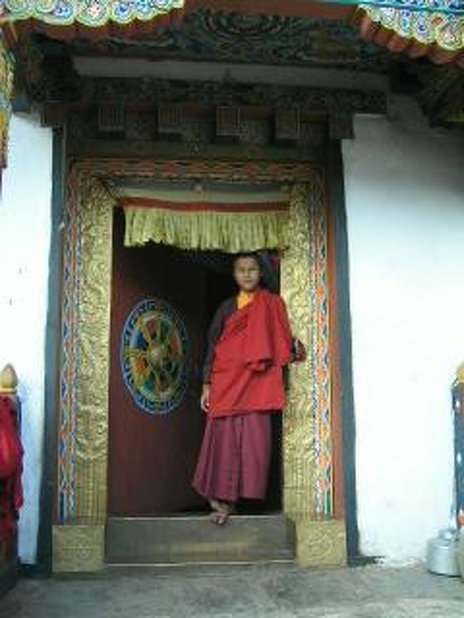 Chimi Lakhang（僧院）<br />大人びてた少年僧。