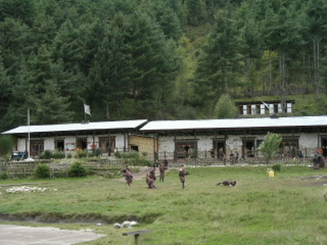 学校。<br />休み時間だったようで、子供たちが楽しそうに遊んでいた。