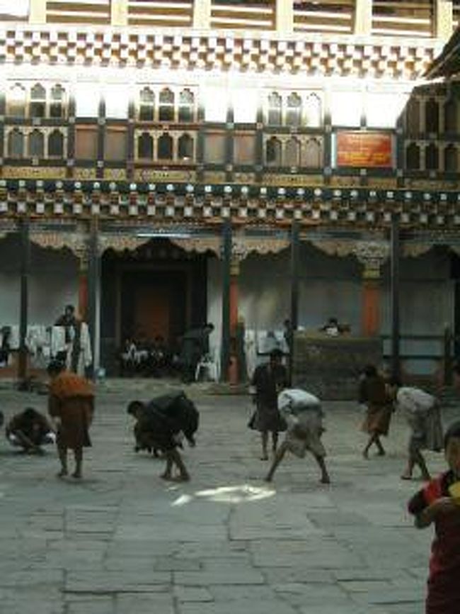 White Bird Castle<br />月末にある大きなお祭りで催されるマスクダンスの練習中。<br />ぜひとも衣装とマスクで着飾って踊る彼らが観たかったけど、叶わず。残念。<br />練習風景だけでも見れて良かった。