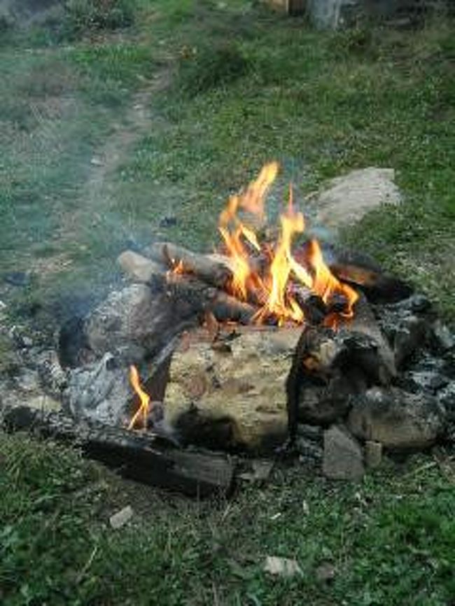 ここに来たのはドツォ（hot stone bath）体験のため！<br />午後２時からこうして石を焼いてくれていた。<br />（このとき4:30ごろ）