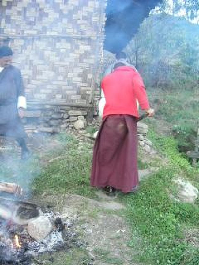 スコップで石を運び．．．