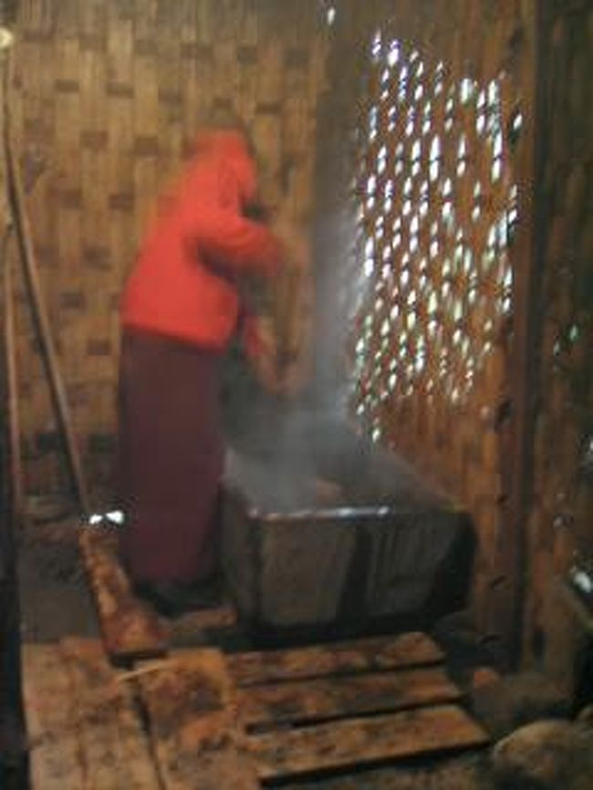 水を張った木のバスタブの中へ熱々の石を入れる．．．