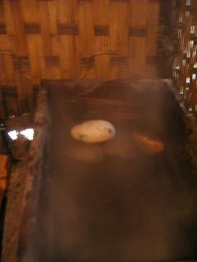 準備OK！<br />とはいえ、すごく熱く（多分45度くらい？）慣れるまで縮こまって入る。<br />東京育ちだけど、実家の風呂は木製だったので、祖父と入った熱いお風呂を思い出しとても懐かしく感じた。<br />この後、地酒のアラも振る舞ってもらい、味見。<br />美味しかった。