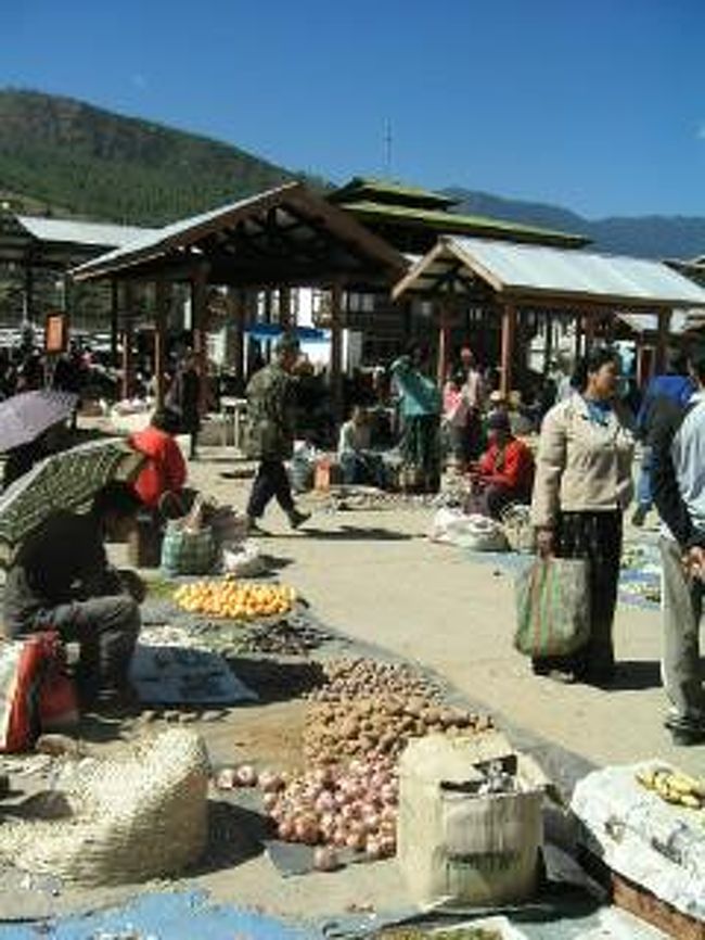 パロ。サブジバザール（日曜市）。<br />残念ながらもう片づけが始まっていた．．．