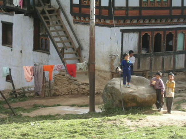 日曜日で学校は休み。遊ぶ子どもたち。