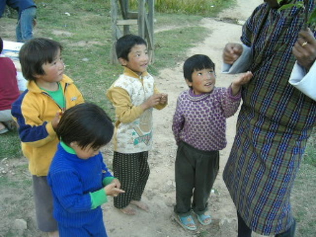 実をねだる子どもたち。かわいい。