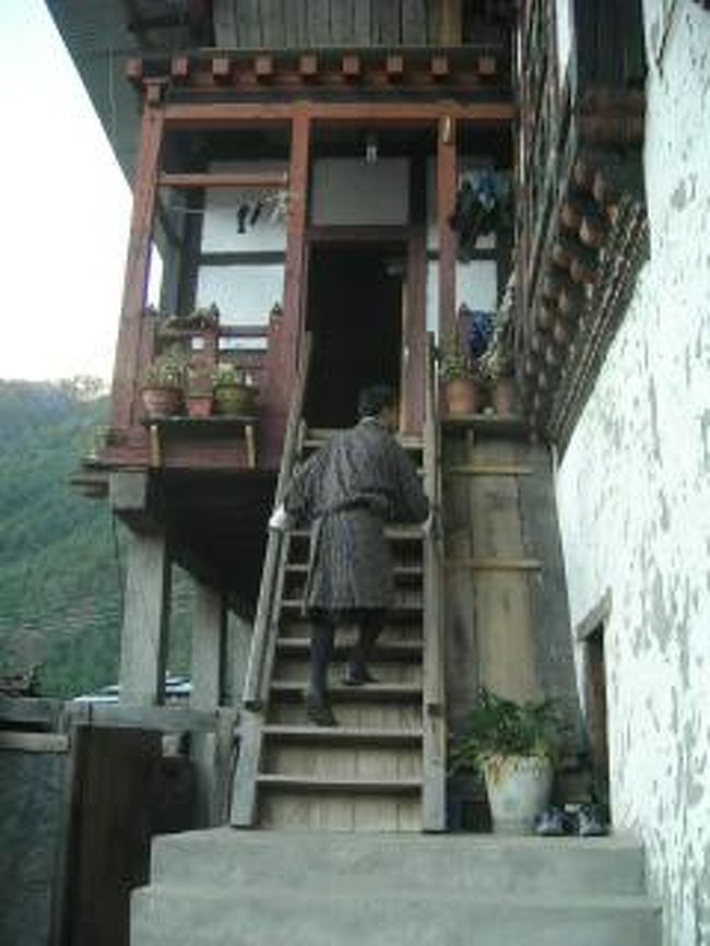 通常、１階では家畜を飼い人々は上に住んでいる。<br />かなり急な階段。