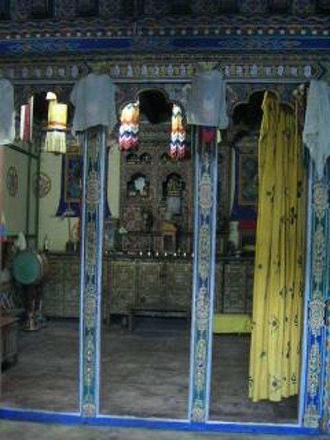 各家にこうして仏壇がある。<br />この家は結構お金持ちなのででかい。<br />