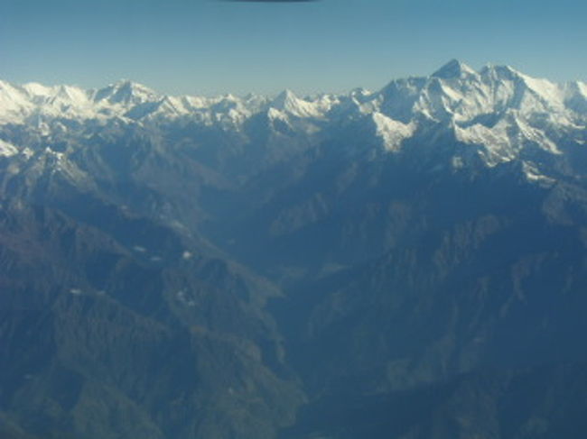 ８日目。<br />4:45起きで空港へ。<br />帰りはなぜか指定席。<br />またもや山の見える窓際を確保できた。ラッキー。<br />行きよりもさらにきれいに連なる山が見えた。<br />が．．．どれがエベレストかイマイチ確信を持てず。<br />これでいいの？<br /><br />いろいろあったけど、ブータンはやっぱり特別な国でした。<br />
