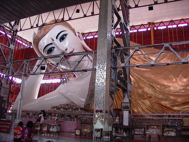 ヤンゴン、チャウタッヂーパゴダです。ダウンタウンからはタクシーで900Kでした。ヤンゴンで一番好きな場所です。ここで1時間くらいはぼーっとできます。歴史あるパゴダではないのですが、ぜひまた行きたい！