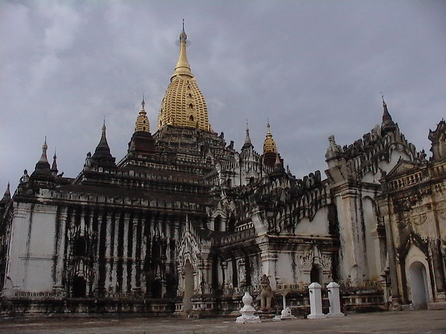 バガン、アーナンダ寺院です。とにかく、バガンに行ってください。バガンで最も美しい寺院といわれているそうです。
