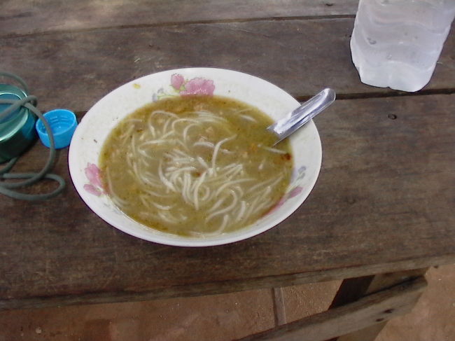 ミャンマーの国民食、モヒンガーです。魚からとった出汁に、ヒヨコマメでとろみをつけたもの。米から作った麺が入っているのですが、スプーンしかもらえませんでした。｢箸は?｣｢ない!｣とのこと。おいしかった。