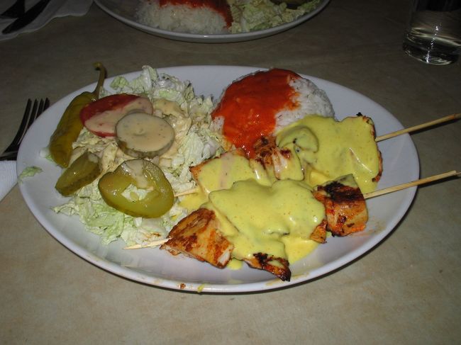 2003.11.17<br />デパートのフードコートで食べたチキンケバブ(カレー味)<br />サラダは生の白菜サラダ。初めての味。