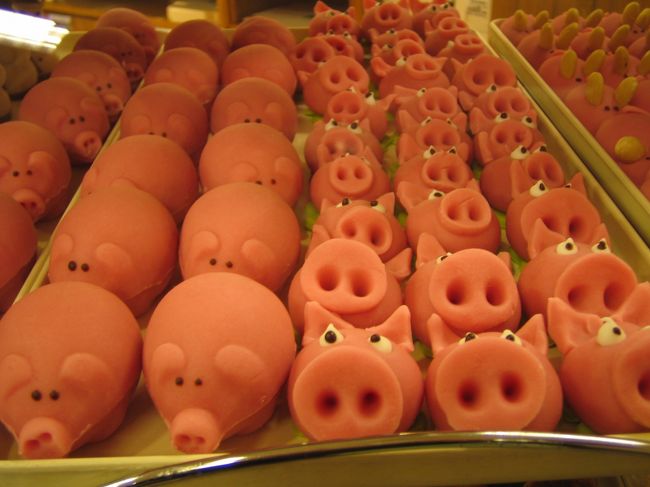 お菓子屋さんにいたかわいいブタさん☆<br />いっぱいいてまたカワイイ★<br />北欧ではブタさんをよく見かける。