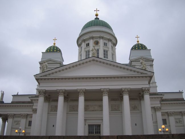 2003.11.19<br />ヘルシンキ大聖堂。<br />ここで中国から来た観光客と会う。<br />彼らは写真を撮っていたが、バックは大聖堂ではなかった。人間がメインなのかな？証拠写真にもならないし、どこで撮ったのかわかるのかな??<br />