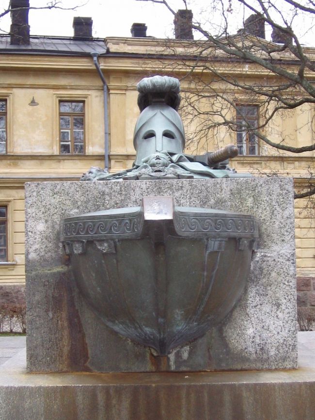 近づいてよく見てみると生ナマしかった。<br />平和を願っている像。