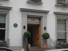 その近くにはアビー・ロード・スタジオ(Abbey Road Studio)もありました。
今でも使っているんだっけか？
今は懐かし、FIELD OF VIEWがここで
マスタリングを行った。
