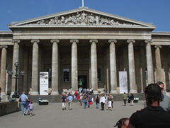 地下鉄に乗って今度はホルボーン(Holborn)駅へ。
今日はイギリスの目玉、大英博物館(British Museum)へ行きます。
駅から博物館へ行く途中声をかけられた。
どうやら大英博物館へ行きたいらしく、一緒に行くことに。
さて大英博物館へ到着。
着いたものの・・・でっかいねぇ。さすが。
一体どこから見ればいいのか迷ってしまう。
ひとまず古代エジプトエリアへ。
いきなりアメンホテプの石像があったりでびっくりです。

