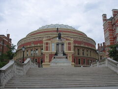 さてこれから研修の一環、
ロイヤル・アルバート・ホール(Royal Albert Hall)へ。
ここでは夏の間、プロムナード・コンサート、
通称プロムス(PROMS)が行われており、
連日連夜クラシック・コンサートが行われています。
