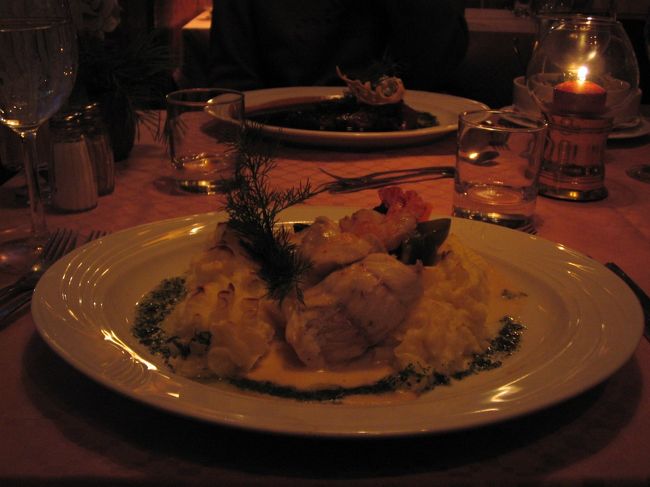 フラッシュたけるような雰囲気ではなかったため、セピア色。<br />奥に見えるのがおいしそうなお肉。