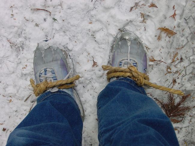 縄を足に縛っていざ出発！転倒防止になります。あなたもご用意あれ。きっと役立ちます。