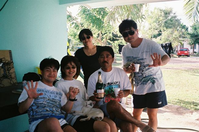 シー・クエストの前で