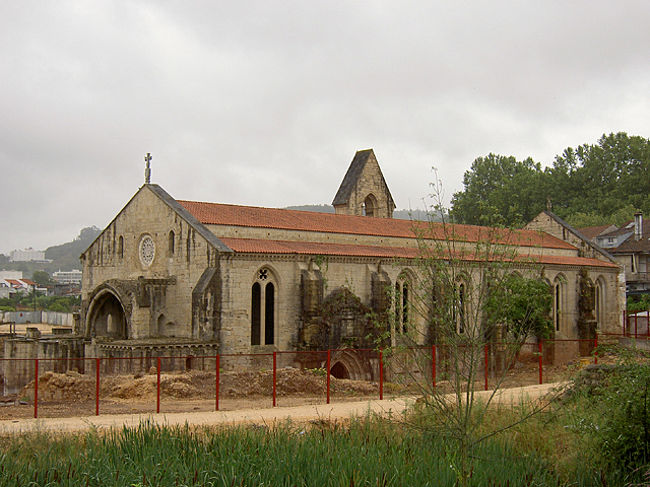 イネスが最初に埋葬された教会。修復中です。