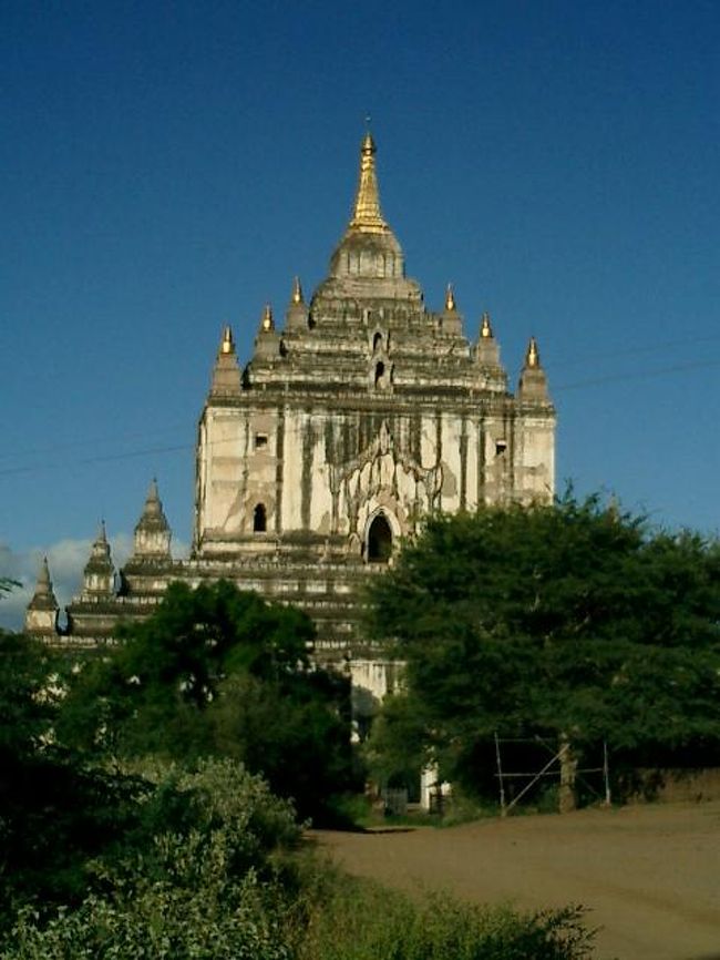 タビニュ寺院、高さ６５ｍでバガンで一番高いそうです。