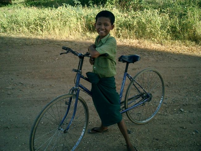 自転車で通りかかった子。絵葉書を持ってました。