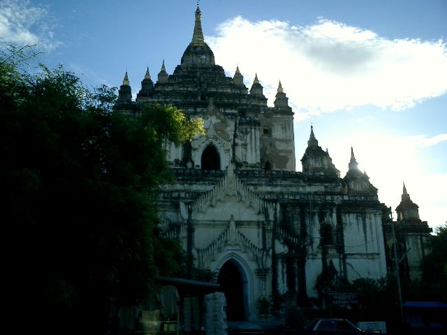 ゴドーパリィン寺院の外観。ここはバガンで２番目に高い場所だそうです。<br />