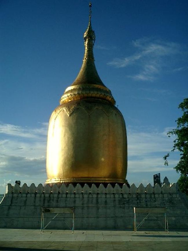 ブーパヤーパゴダ。水辺の高台にあって創立は３世紀だそうですが地震でこなごなになって現在は再建されたものらしいです。