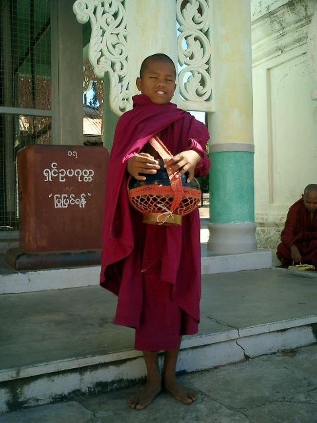 若いお坊さん。今日の托鉢は終わりかな？