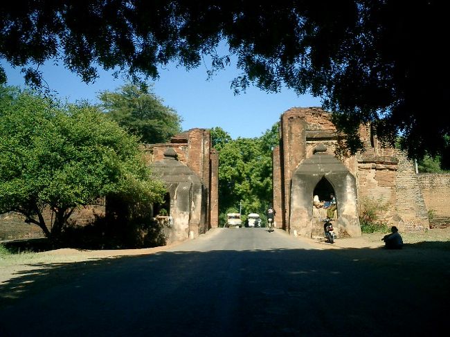 タラバー門です。昔のバガン王朝はここから市内になりました。都市国家は洋の東西を問わず城壁に守られています。