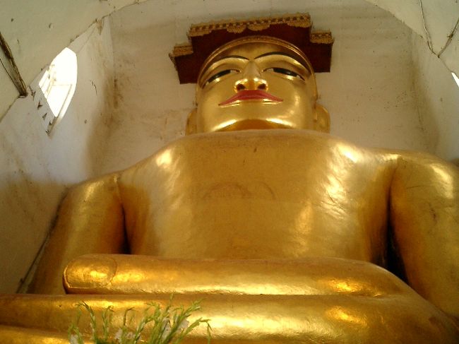 バガン王朝に囚われの身となったモン族のマヌーハ王の憂鬱が移ってきそうなマヌーハ寺院のご本尊です。モデルは多分本人？