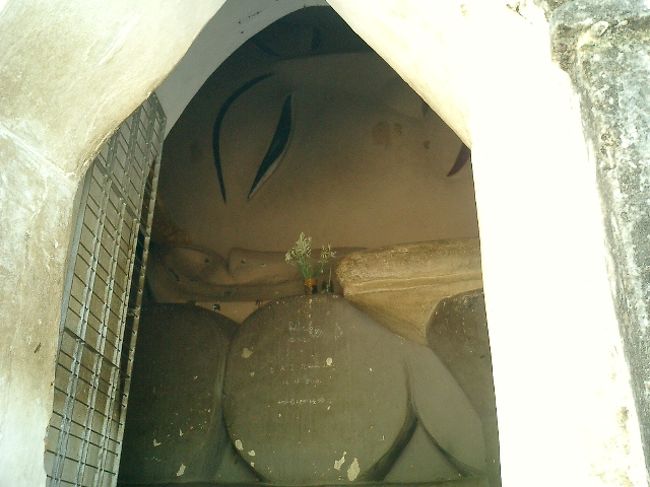 マヌーハ寺院の中の涅槃仏。外からは顔が少しだけ見えます。