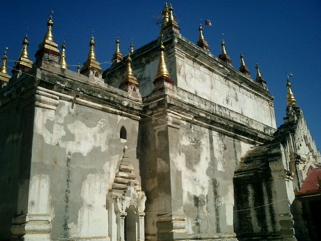 マヌーハ寺院の外観。西洋のお城のようです。