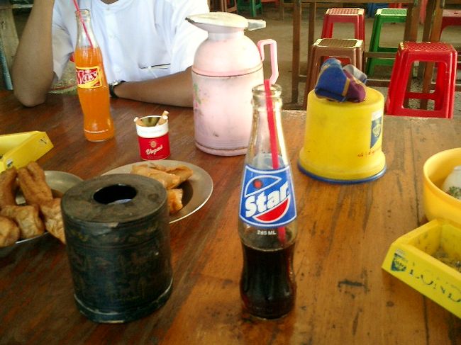 ミャンマー特産スターコーラ。味とかデザインとかペプシにそっくり。昔ペプシコーラがあったのを国営に接収したような気がします。