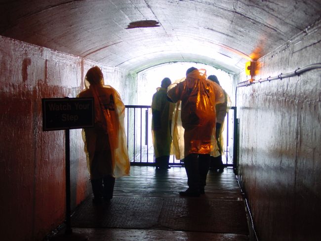 ジャーニー・ビハインド・ザ・ロックより滝の裏側へ。トンネル内はゴーッという音が轟いていました。トンネルの向こうは真っ白な世界。勢いよく落ちる滝に圧倒されました。<br />ポンチョは持ち帰ってもＯＫだそうです。お土産にいいかも・・・