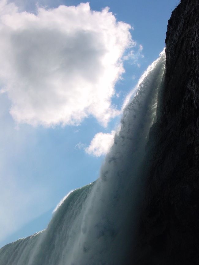 テーブルロックより滝を上に眺めました。夏季に比べて冬季の方が水量を少なく調節しているそうですが、それでも流れ落ちる膨大な水量に圧倒されました。
