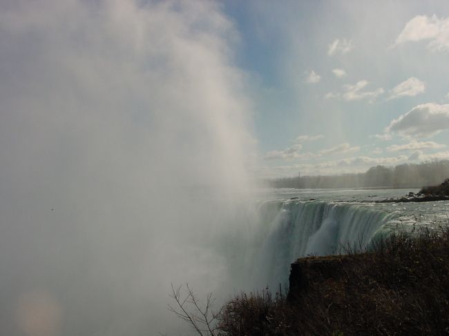 テーブルロックより滝を眼下に。水煙で滝の全貌が見えません。