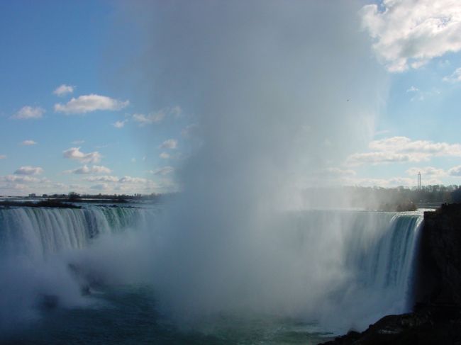 遊歩道を歩き、滝から少し離れてみました。でも滝は大きくてカメラに収まりきりません。カナダ滝はその曲線が６７０ｍ、高さは５６ｍになるそうです。水煙が天まで舞い上がっていました。