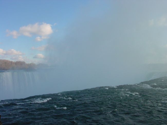 今度は滝の落ちる手前へテクテク歩いて移動しました。このように川から突然滝へと変わるんですね。