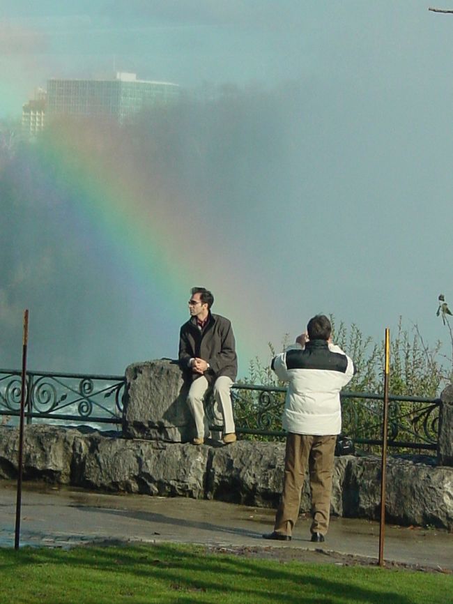 外人さんが虹をバックにポーズをとっていました。ああ・・すみません、外人さんは私でした。