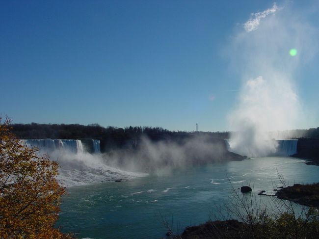 バスで移動し、滝から離れたところで最後にもう一度滝を眺めました。左がアメリカ滝、小さなブライダルベール滝も見えます。そして右手のカーブしているのがカナダ滝。<br />その後ナイアガラの滝を後にしたのですが、バスが信号で止まったとき、かなり離れたところからもう一度、虹を眺めることができました。たまたま滝の水煙と日光の反射加減が良かったみたいで、思わず拝んでしまいました。<br />次回訪れる時は遊覧船に乗って、滝つぼから眺めてみたいと思います。暖かい季節に。