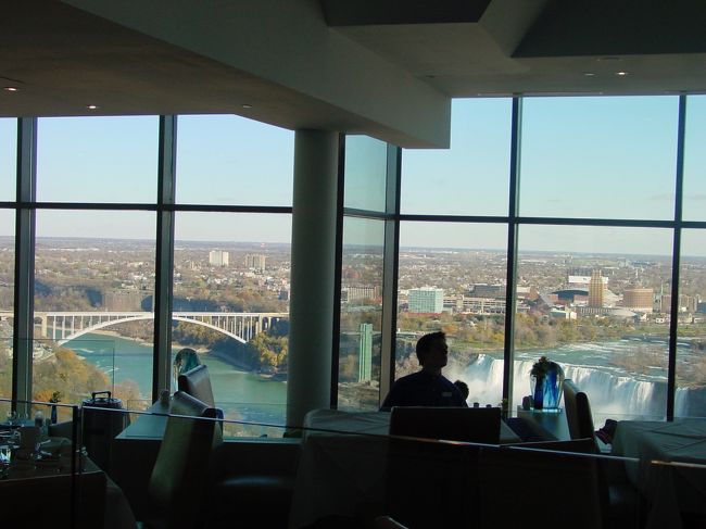 ヒルトンホテルからの眺め。レインボーブリッジとアメリカ滝が見えます。その向こうはアメリカ領です。