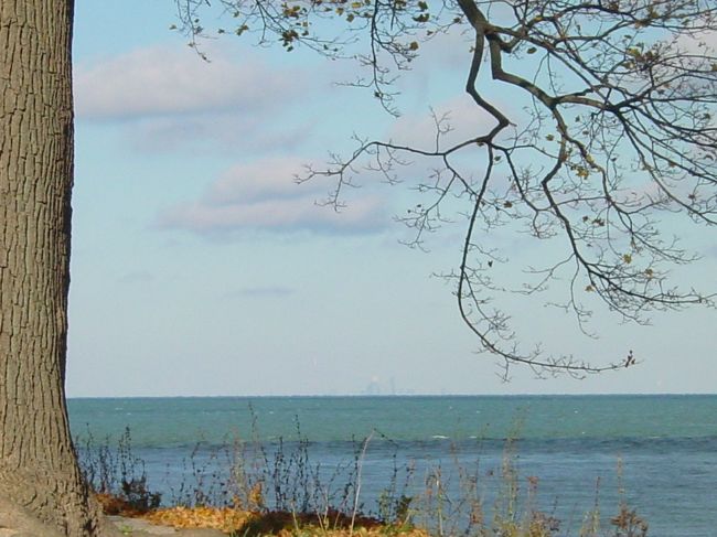 オンタリオ湖です。家から安いラジオを持ってきていたのですが、地元のラジオ局の電波がひろえて・・・ミュージック付き湖畔散策は実にいい気分でした！<br />湖のずっと向こうにトロントの高層ビルが見えますよ。