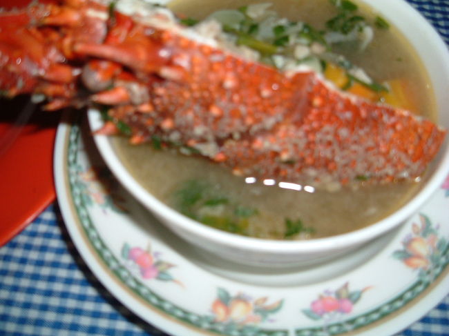 　ジンバランのビーチで新鮮な魚料理を食べました！ちょっと高めですが、自分達で選んだ魚をすぐに焼いて持ってきてくれます。海の音と、潮風に吹かれ最高の晩餐でした！